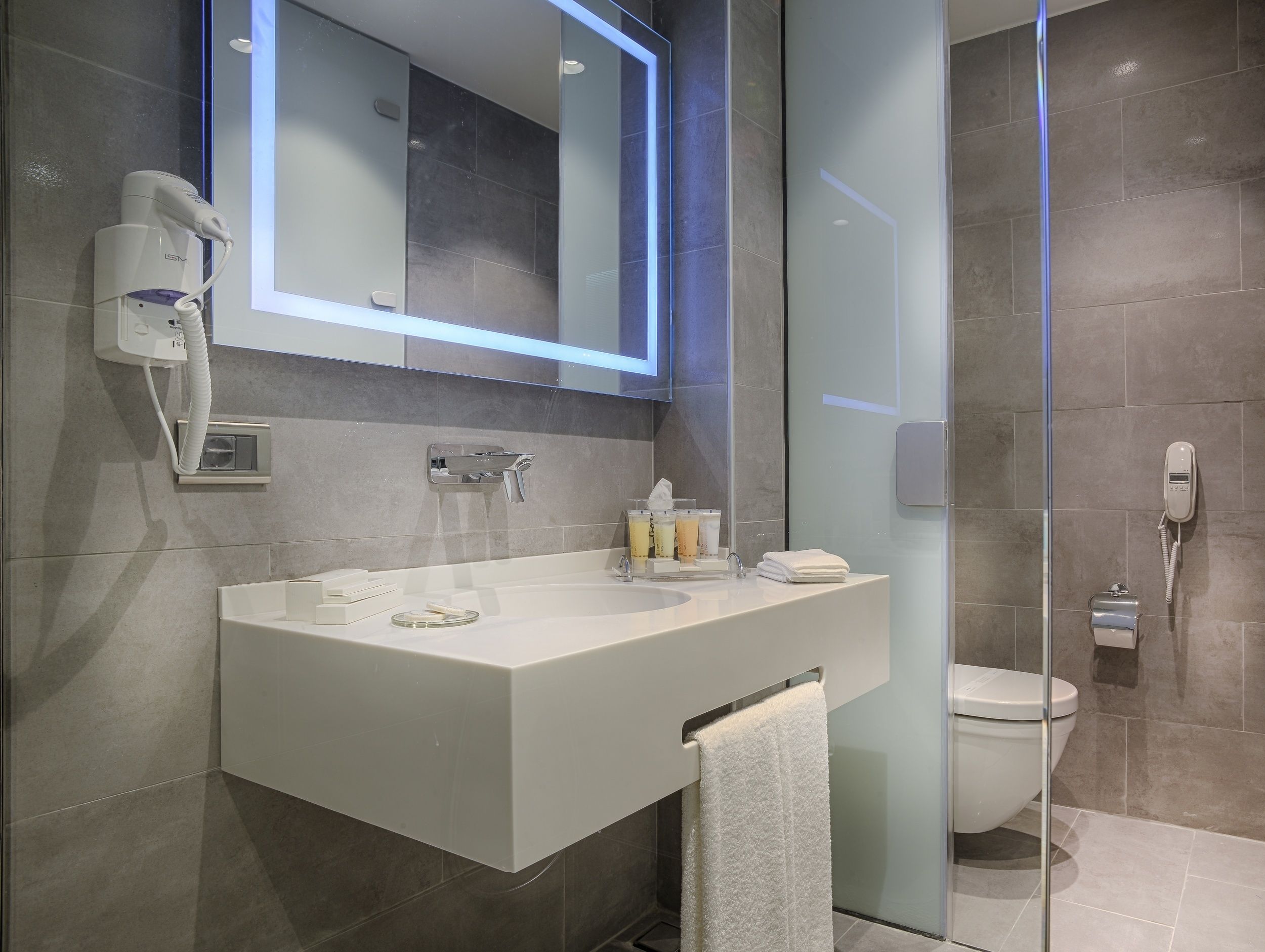 suite room | bathroom | shower, eco-friendly toiletries, hair dryer, slippers