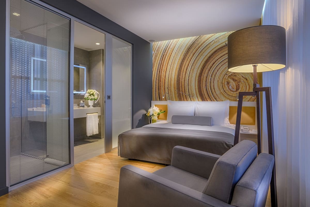 deluxe room | premium bedding, down duvets, desk, laptop workspace