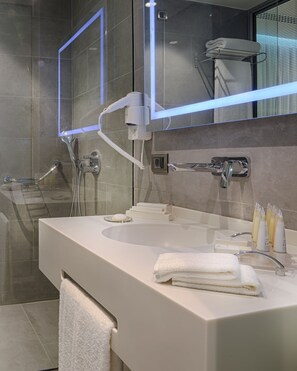 Habitación Deluxe | Baño | Regadera, amenidades de baño ecológicas, secadora de cabello, pantuflas 