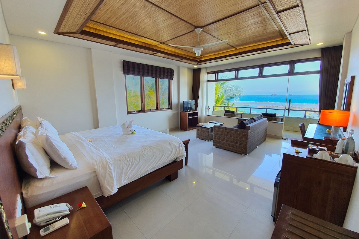 royal double room, 1 king bed, sea view, sea facing | 1 bedroom, minibar, in-room safe, individually furnished