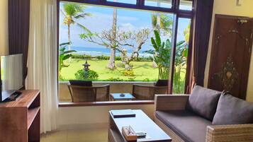 Garden Deluxe Double or Twin Room, Sea View | Minibar, in-room safe, individually furnished, desk