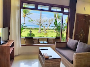 Garden Deluxe Double or Twin Room, Sea View | Minibar, värdeförvaringsskåp på rummet, unika möbler och skrivbord