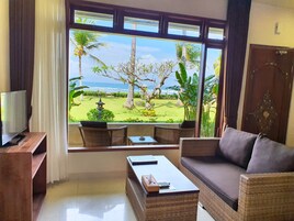 Garden Deluxe Double or Twin Room, Sea View | Minibar, caja fuerte, mobiliario individual y escritorio