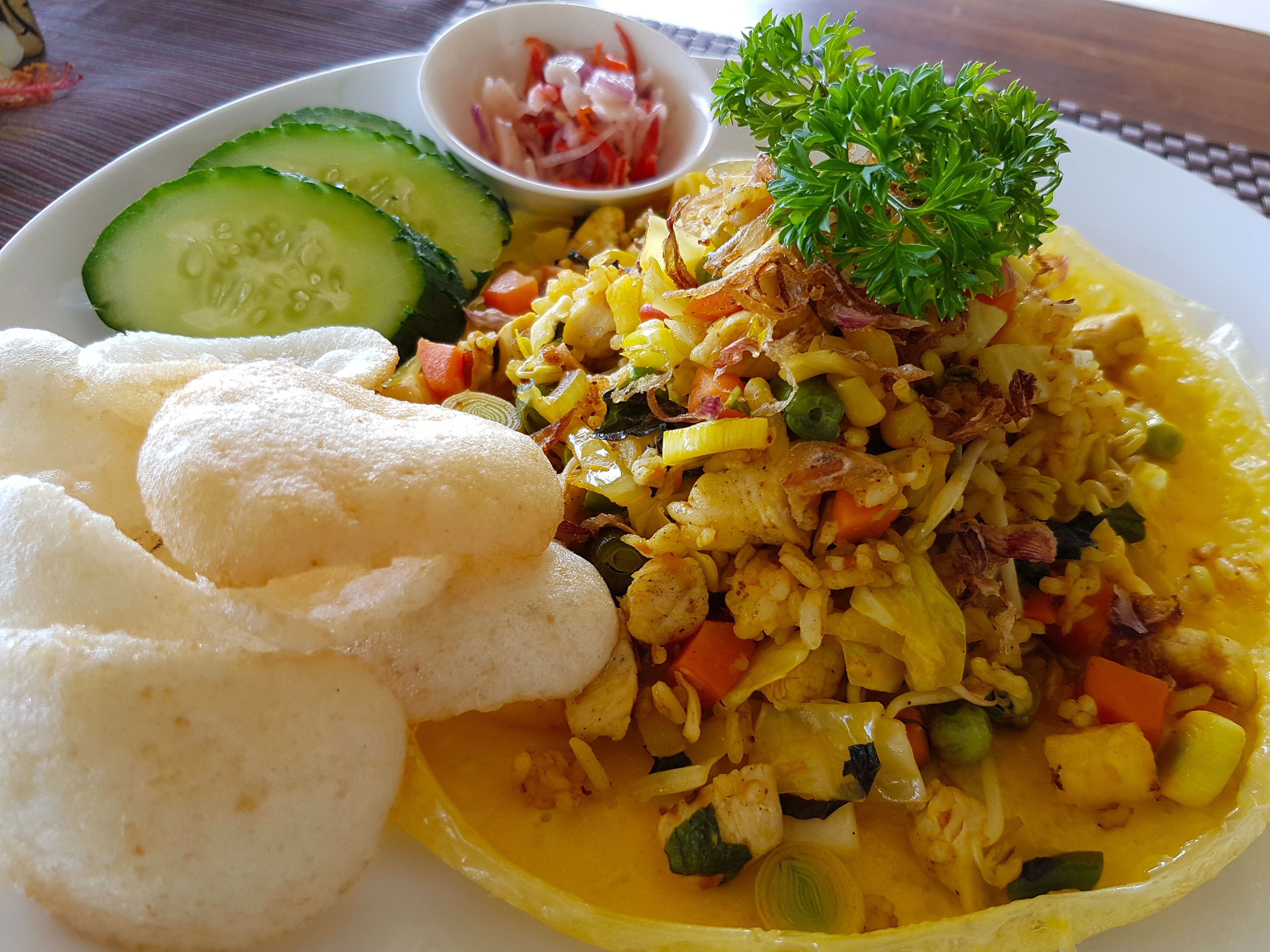 Prato de comida com arroz, legumes e pão.