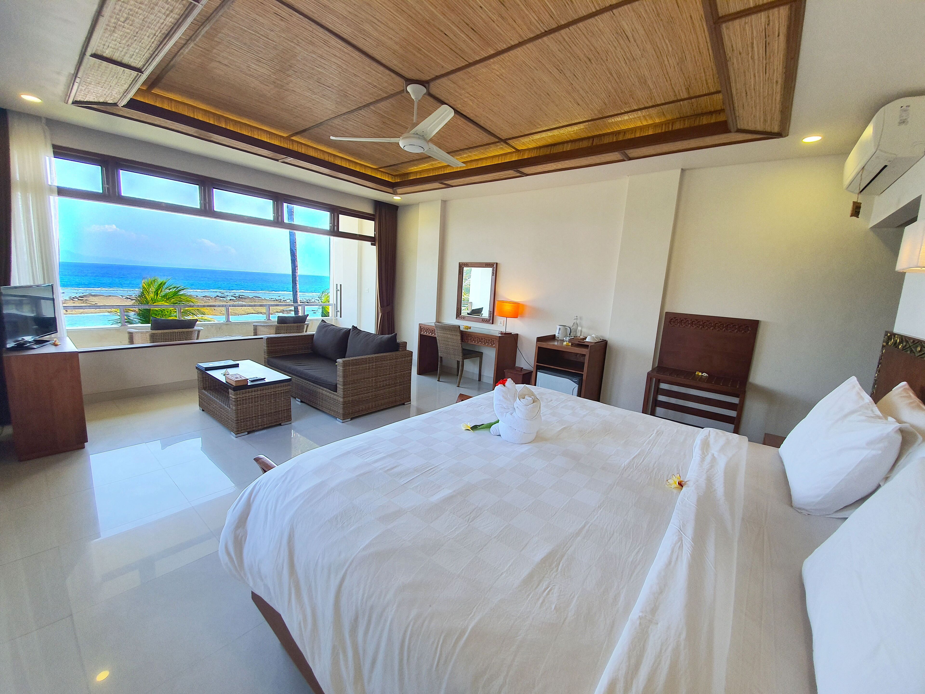 royal double room, 1 king bed, sea view, sea facing | 1 bedroom, minibar, in-room safe, individually furnished