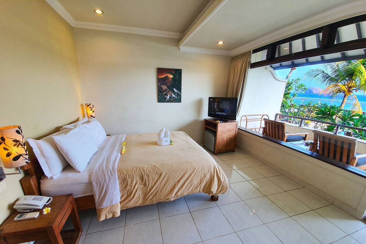 Sky Superior Room | Minibar, in-room safe, desk, laptop workspace