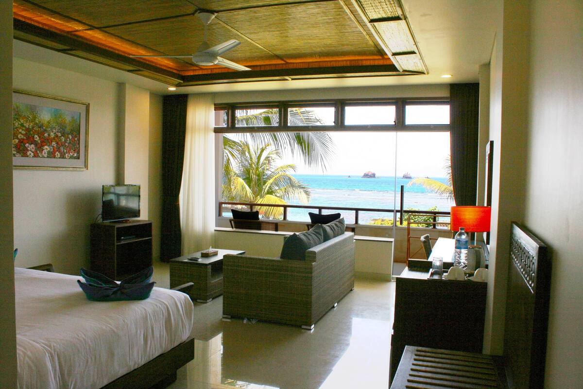 royal double room, 1 king bed, sea view, sea facing | 1 bedroom, minibar, in-room safe, individually furnished