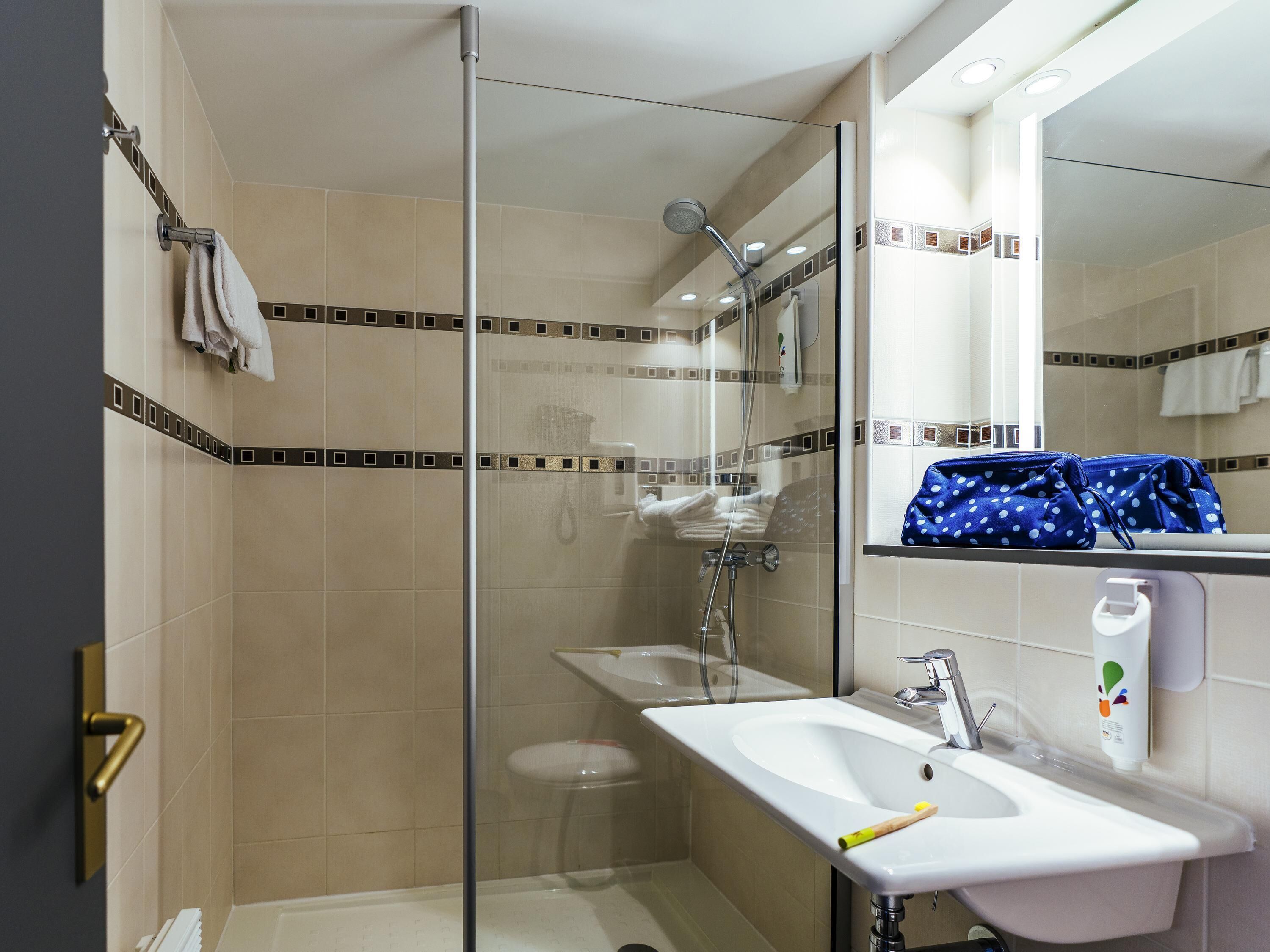 standard double room, 1 double bed | in-room safe, desk, soundproofing, iron/ironing board