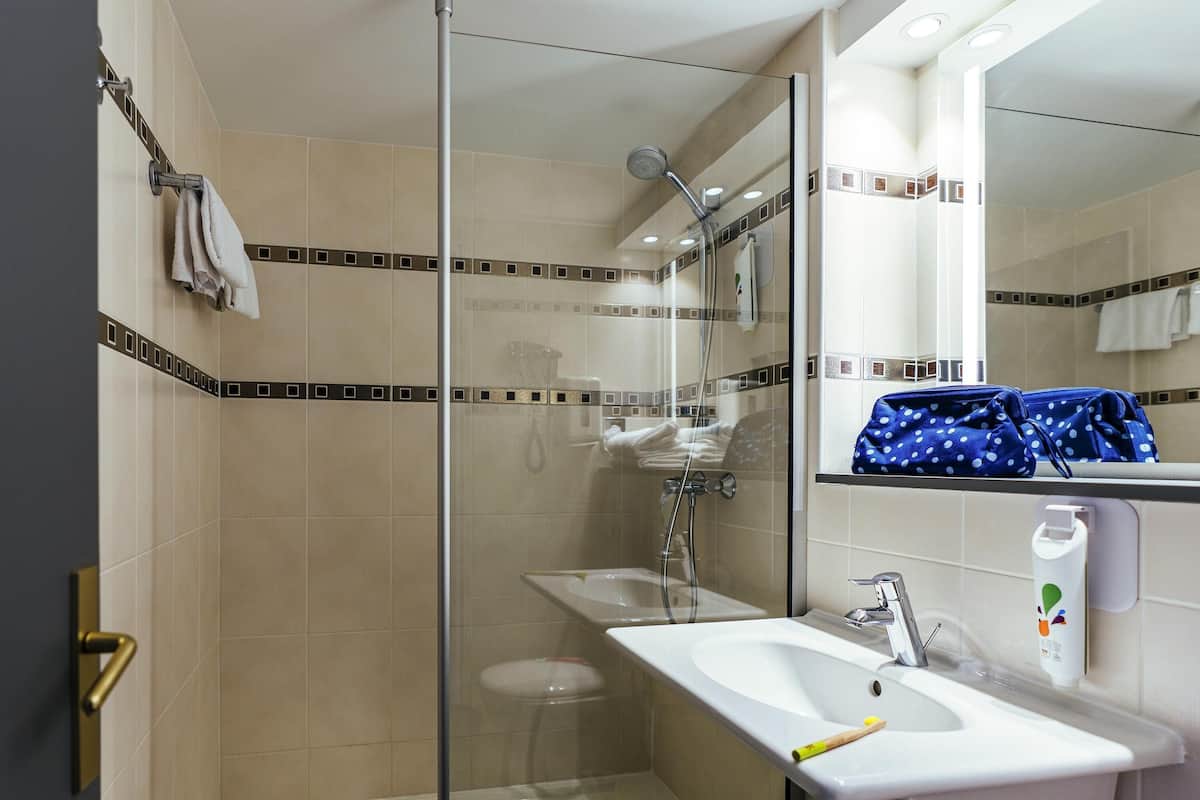 Habitación estándar doble, 1 cama doble | Caja fuerte, escritorio, sistema de insonorización