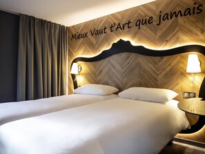 Caja de seguridad en la habitación y escritorio