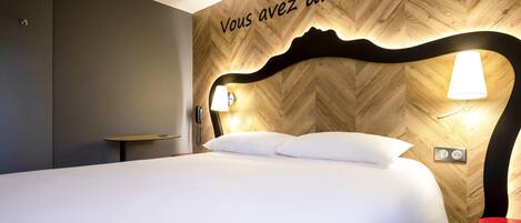 Standaard tweepersoonskamer, 1 tweepersoonsbed | Een kluis op de kamer, een bureau, geluiddichte muren