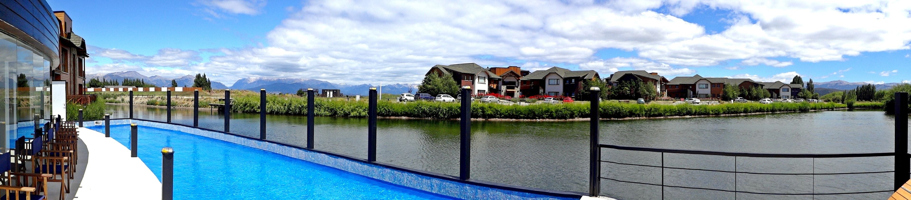 Una piscina al aire libre de temporada