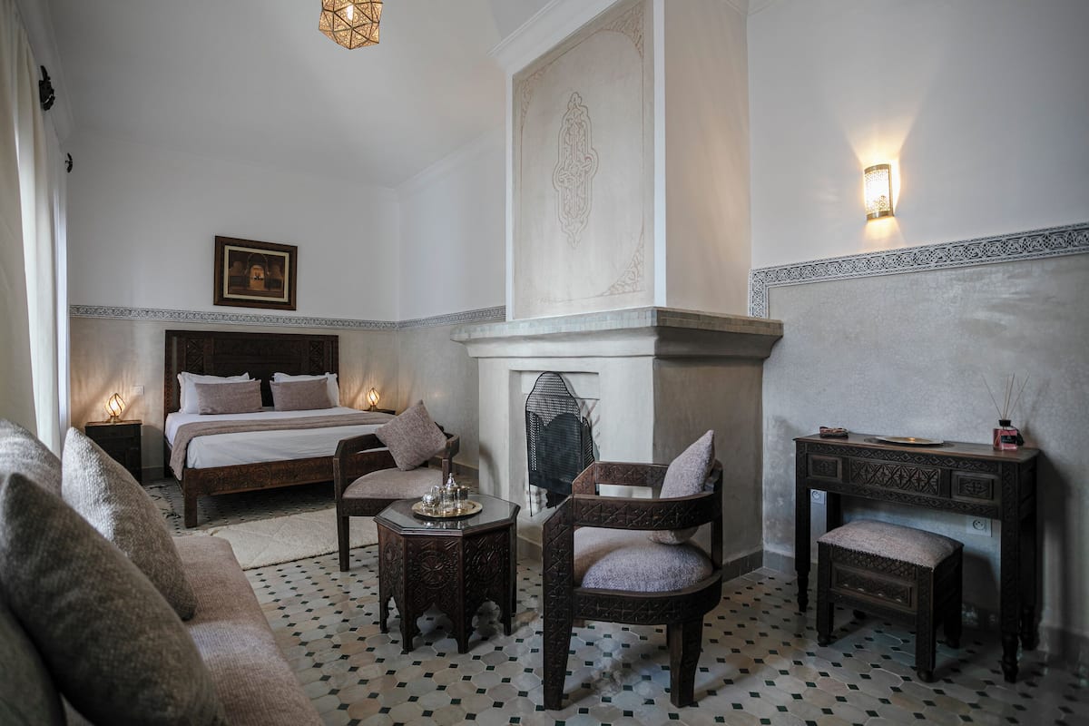 Junior Room | Egyptian cotton sheets, premium bedding, in-room safe, desk