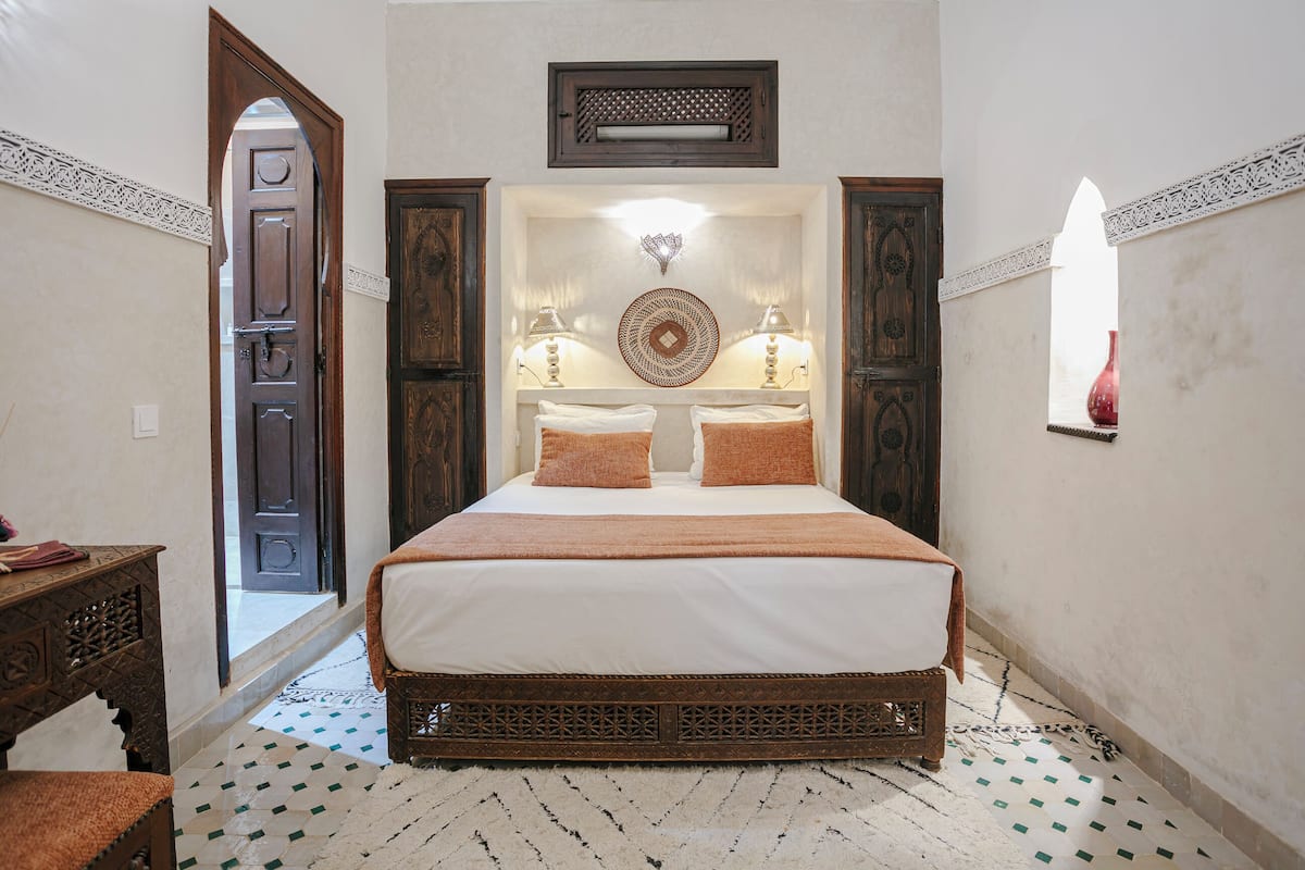 Standard Room, 1 Queen Bed | Egyptian cotton sheets, premium bedding, in-room safe, desk