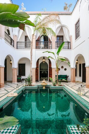 Outdoor pool - Riad Elnoujoum (Marrakech)