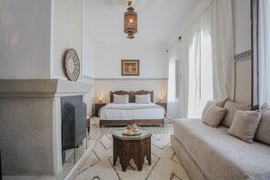 غرفة جونيور | ملاءات من القطن المصري وأغطية فراش متميزة وخزنة داخل الغرفة ومكتب