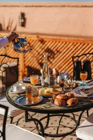 Desayuno con opciones de la cocina local incluido todos los días 