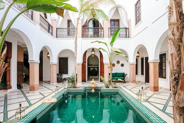 حمّام سباحة خارجي