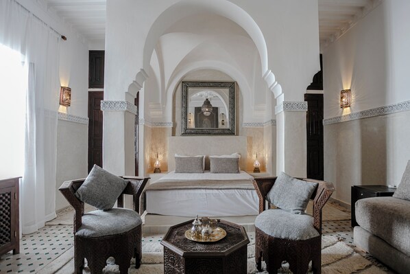 Habitación Royal | Sábanas de algodón egipcio, ropa de cama de alta calidad, caja fuerte