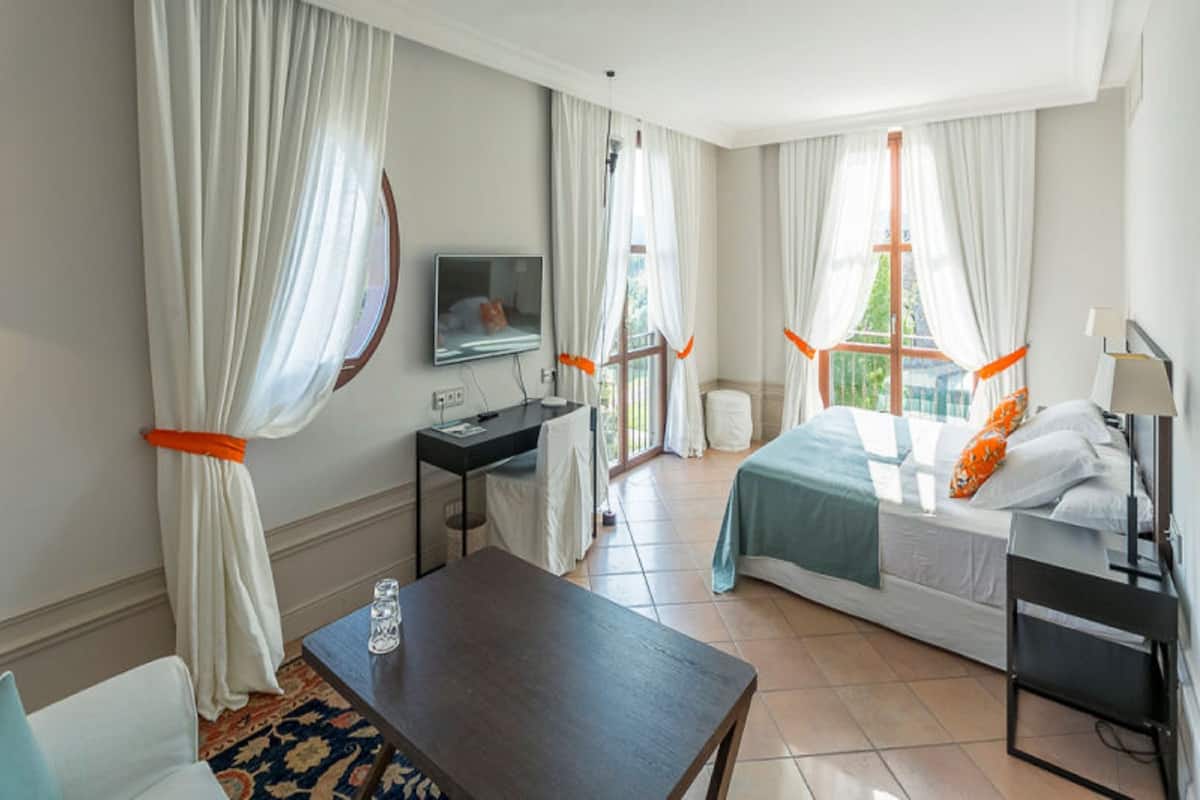 Junior-Suite, Gartenblick (Prestige) | Hochwertige Bettwaren, Minibar, Zimmersafe, Schreibtisch