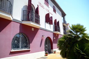 A building with arched windows and balconies, labeled "Villa Armin." - Villa Armin (Rovinj)