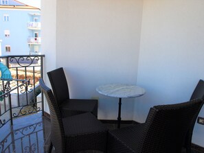 A small balcony with wicker chairs and a marble table. - Villa Armin (Rovinj)
