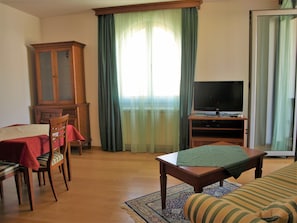 Premier Apartment, 1 Bedroom, Balcony, Garden Area | Living area | 50-inch flat-screen TV with satellite channels, TV - Villa Armin (Rovinj)