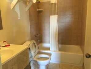 Tina con regadera, amenidades de baño gratuitas, toallas 