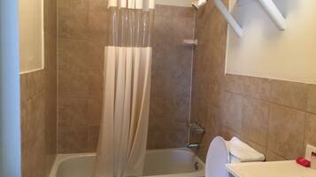 Combined shower/bathtub, free toiletries, towels
