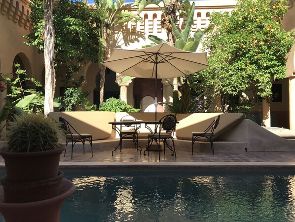 Ulkouima-allas, ääretön uima-allas