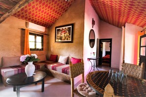 Casa familiar, 2 habitaciones, cocina básica, vistas a la montaña | Sala de estar | Televisión LCD de 32 pulgadas con canales por cable, una televisión