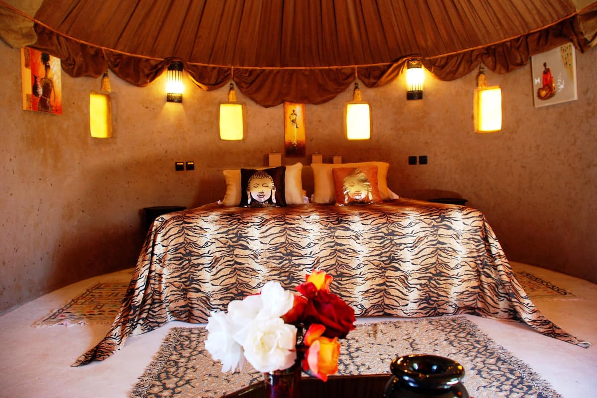 Premium bedding, in-room safe, soundproofing, bed sheets