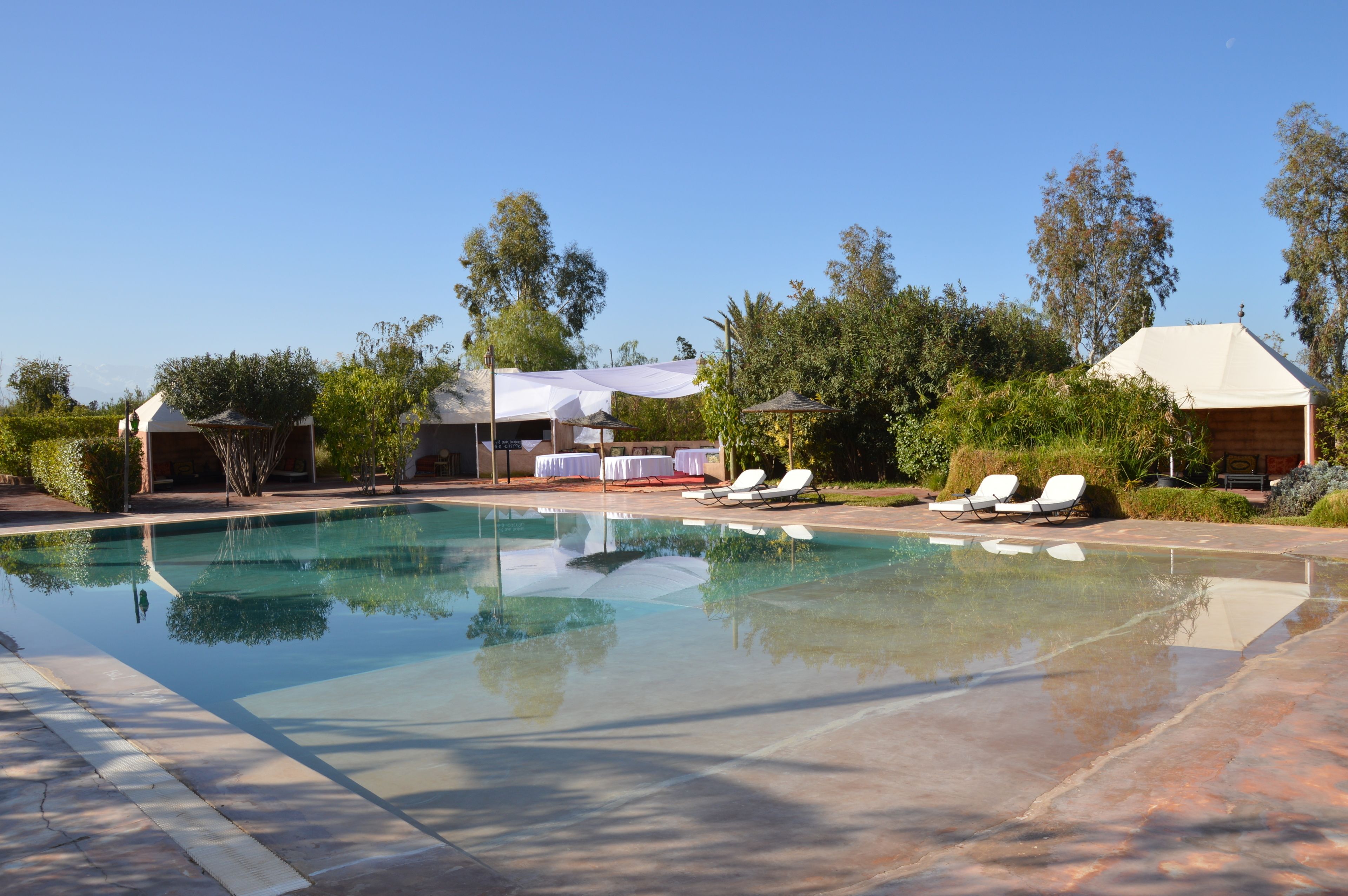 Piscine extérieure, piscine à débordement