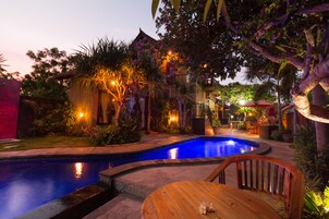 Una piscina al aire libre