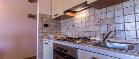 Studio Confort, cuisine, côté jardin | Cuisine privée | Réfrigérateur, micro-ondes, plaque de cuisson, cafetière/bouilloire