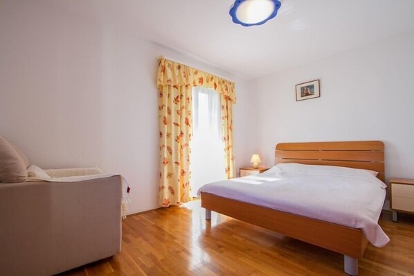 Premier-Apartment, 1 Schlafzimmer, Balkon, Erdgeschoss | 1 Schlafzimmer, hochwertige Bettwaren, Betten mit Memory-Foam-Matratzen