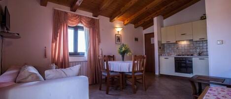 Monolocale comfort, cucina, lato giardino | Area soggiorno | TV a schermo piatto