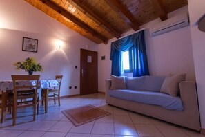 Standard Apartment, 1 Bedroom, Kitchen (Balcony) | Living room | Flat-screen TV - Villa Mara (Rovinj)