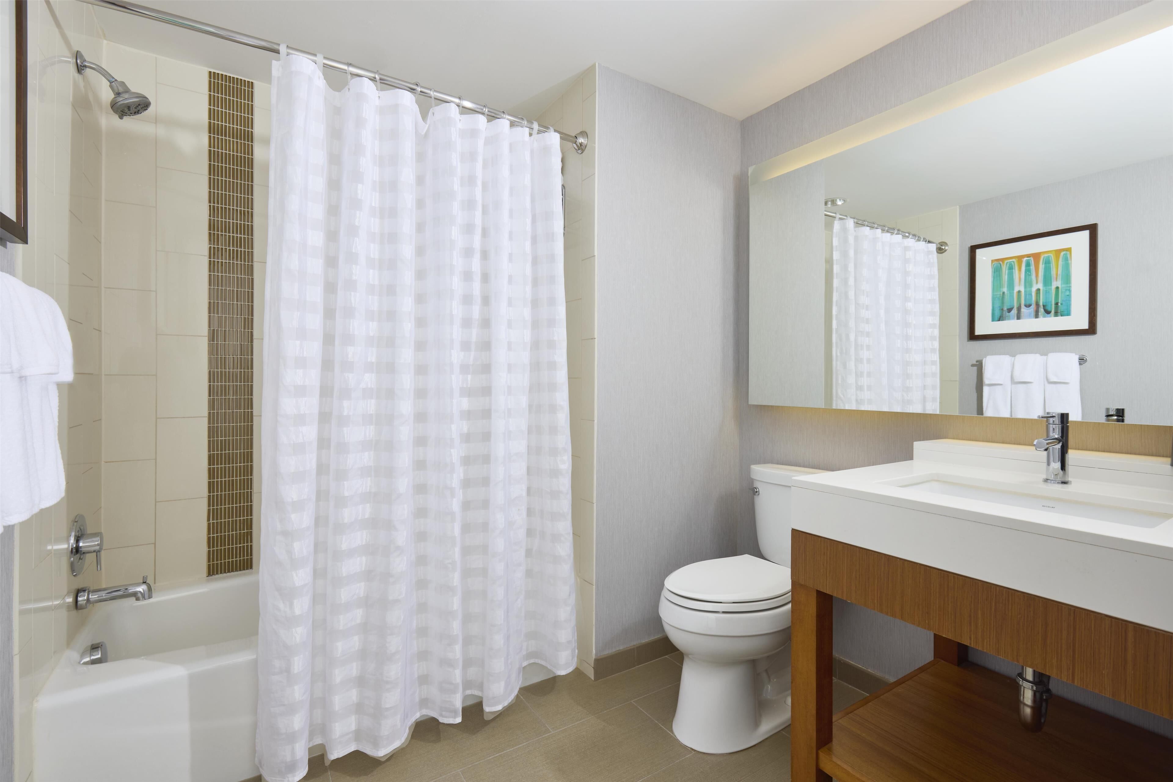 Une salle de bain moderne avec une baignoire, des toilettes et un lavabo.