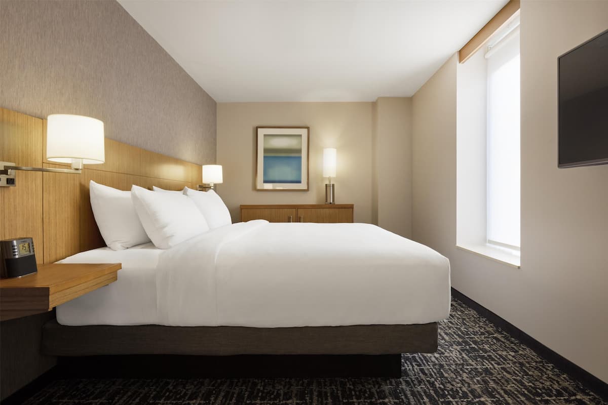 Suite, 1 kingsize bed | Luxe beddengoed, donzen dekbedden, Tempur Pedic-bedden, een bureau