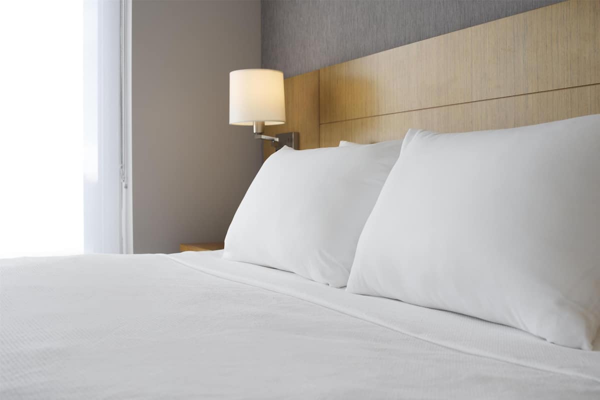 Luxe beddengoed, donzen dekbedden, Tempur Pedic-bedden, een bureau