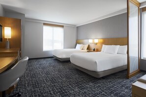 Rom, tilgjengelighetstilpasset (2 Queen Bed & Sofabed, Roll-in Shower) | Sengetøy av topp kvalitet, dundyner, Tempur-Pedic-senger og skrivebord