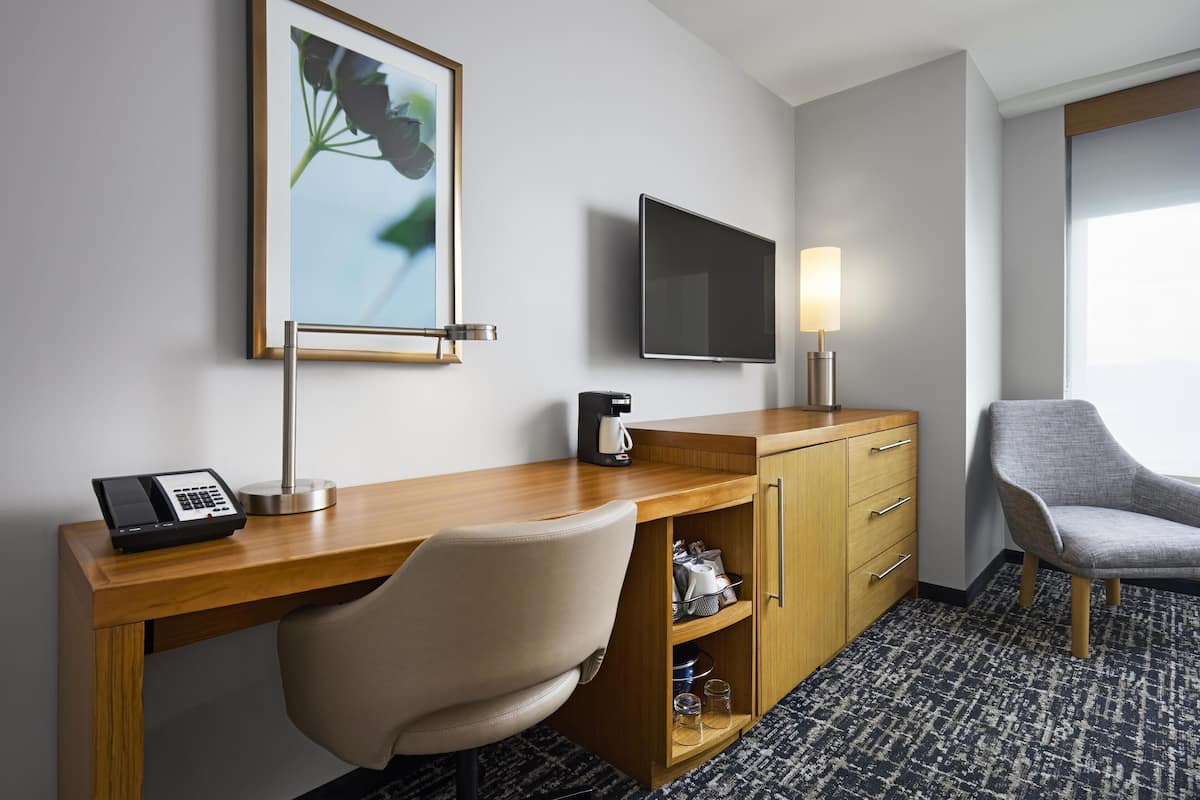 Luxe beddengoed, donzen dekbedden, Tempur Pedic-bedden, een bureau