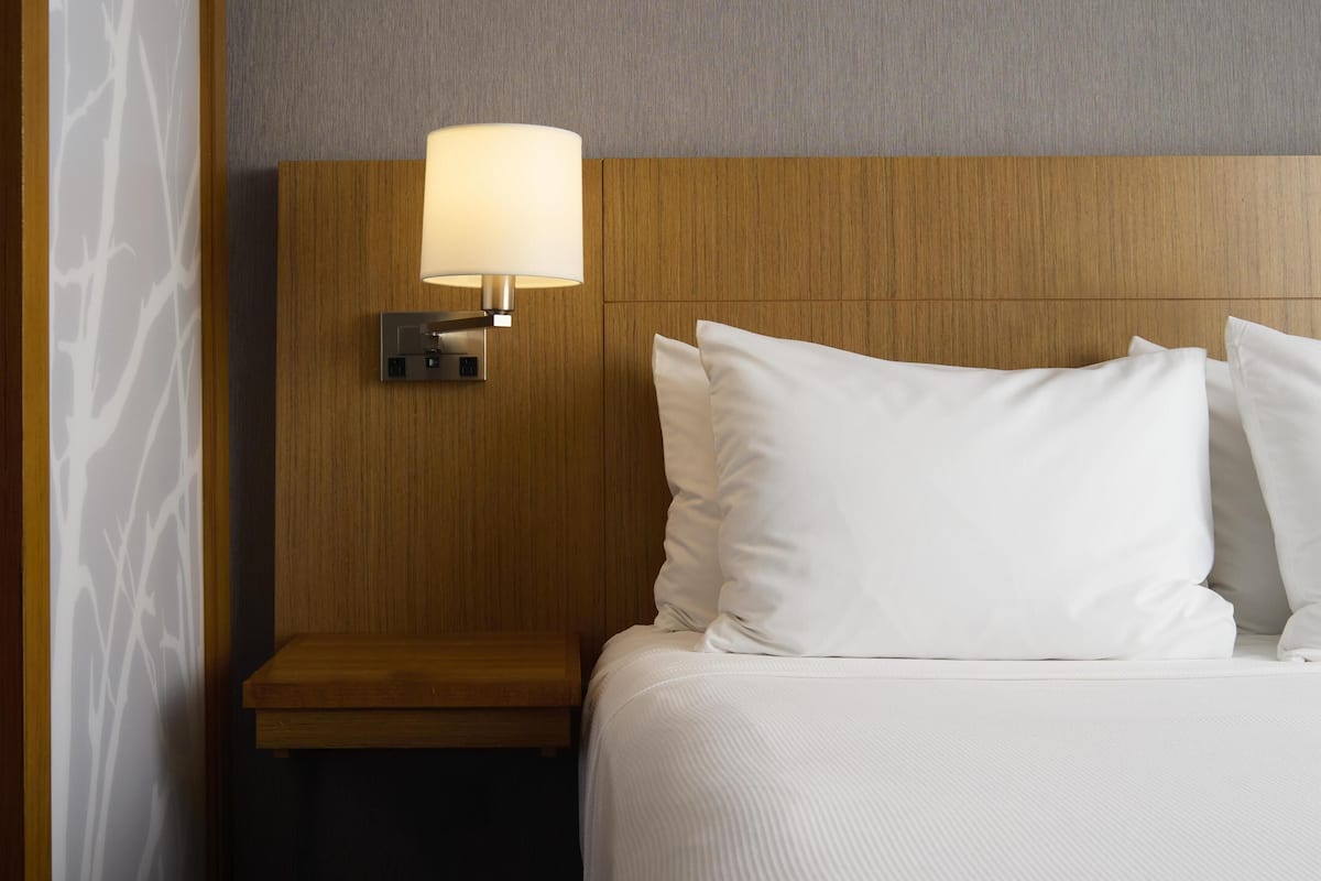 Luxe beddengoed, donzen dekbedden, Tempur Pedic-bedden, een bureau