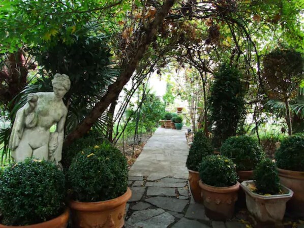 Garden - Hotel de Nesle (Paris)