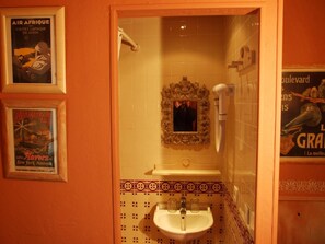 Een douche, een haardroger, handdoeken