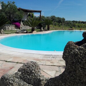 Una piscina al aire libre de temporada