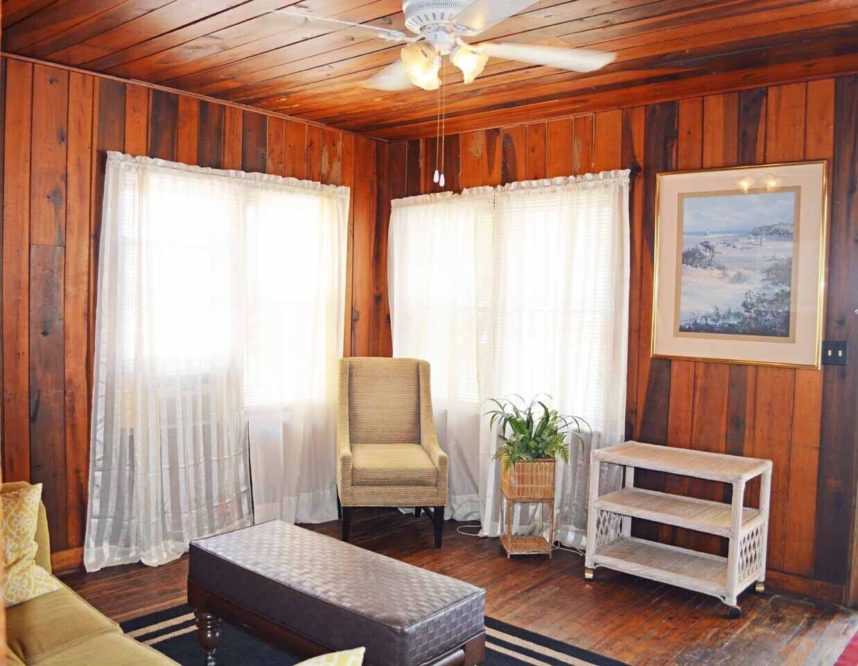 Casa de campo tradicional, 1 habitación | Área de sala de estar | Televisión de 32 pulgadas con canales vía satélite 