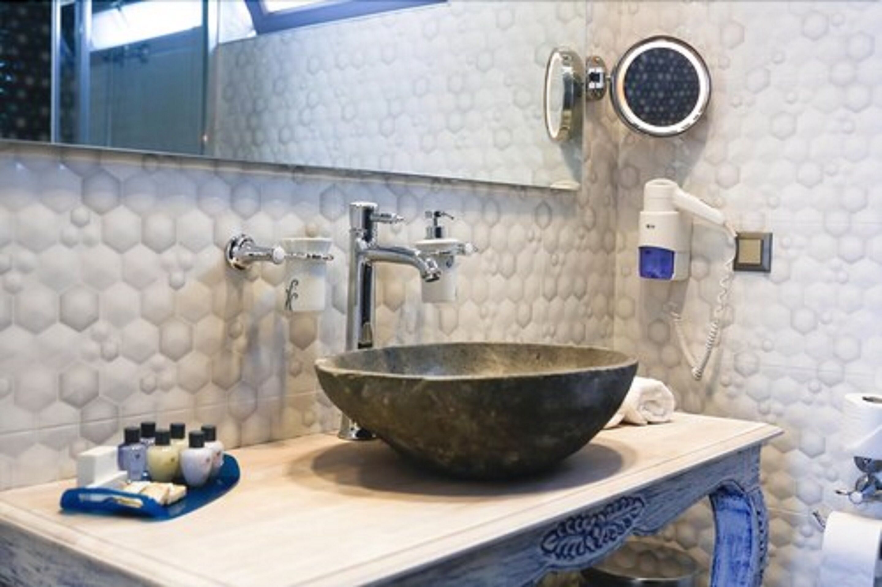 deluxe double room | bathroom sink