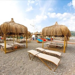 En la playa, camastros, sombrillas y toallas de playa